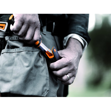 Couteau bricolage multi-usages Fourreau avec aiguiseur intégré FISKARS | 1023618
